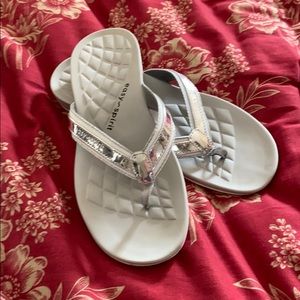 Easy Spirit Silver Flip Flops - Very Comfortable